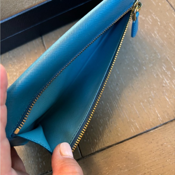 Prada Wave Continental Wallet Blue
Saffiano Leather - Picture 11 of 16